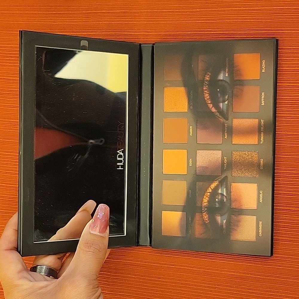 Huda Beauty Desert Dusk eyeshadow palette in 18 colored eyeshadows!